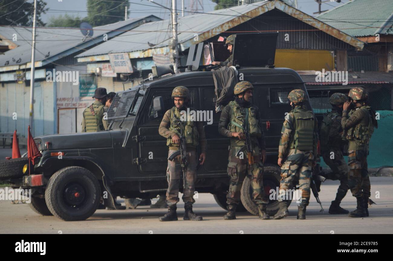 Forze di sicurezza a Pantha chowk nella periferia di Srinagar. Tre militanti e un poliziotto sono stati uccisi in un incontro tra i due gruppi. Srinagr, India. Foto Stock