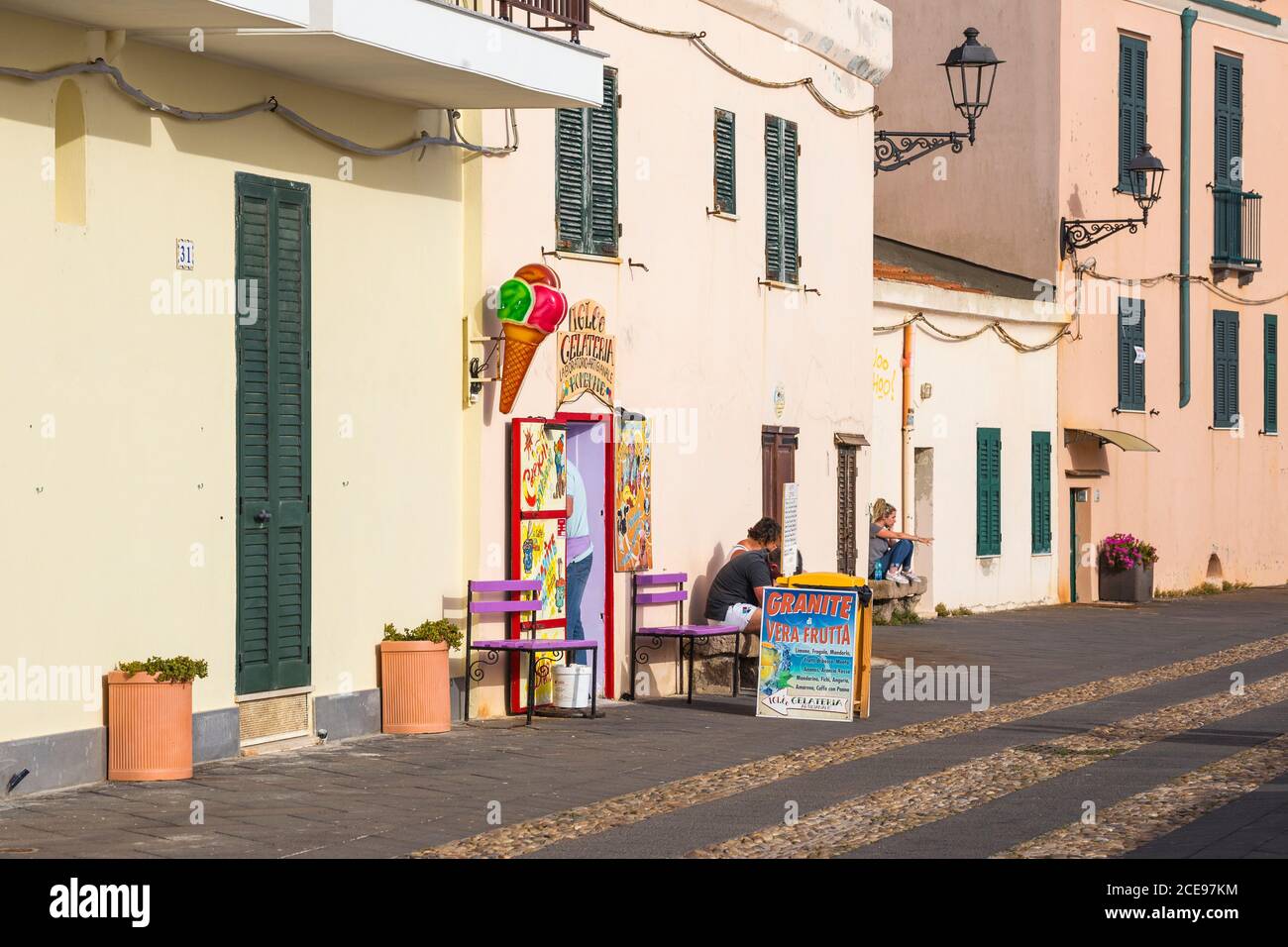 Italia, Sardegna, Alghero, gelateria nel centro storico Foto Stock