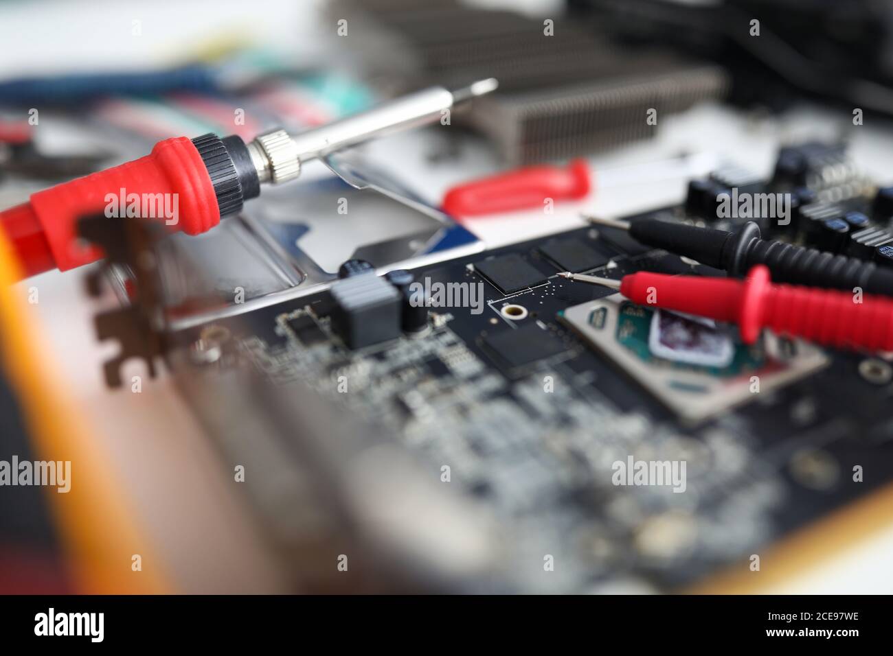 Primo piano su un dispositivo elettronico sono gli attrezzi di riparazione Foto Stock