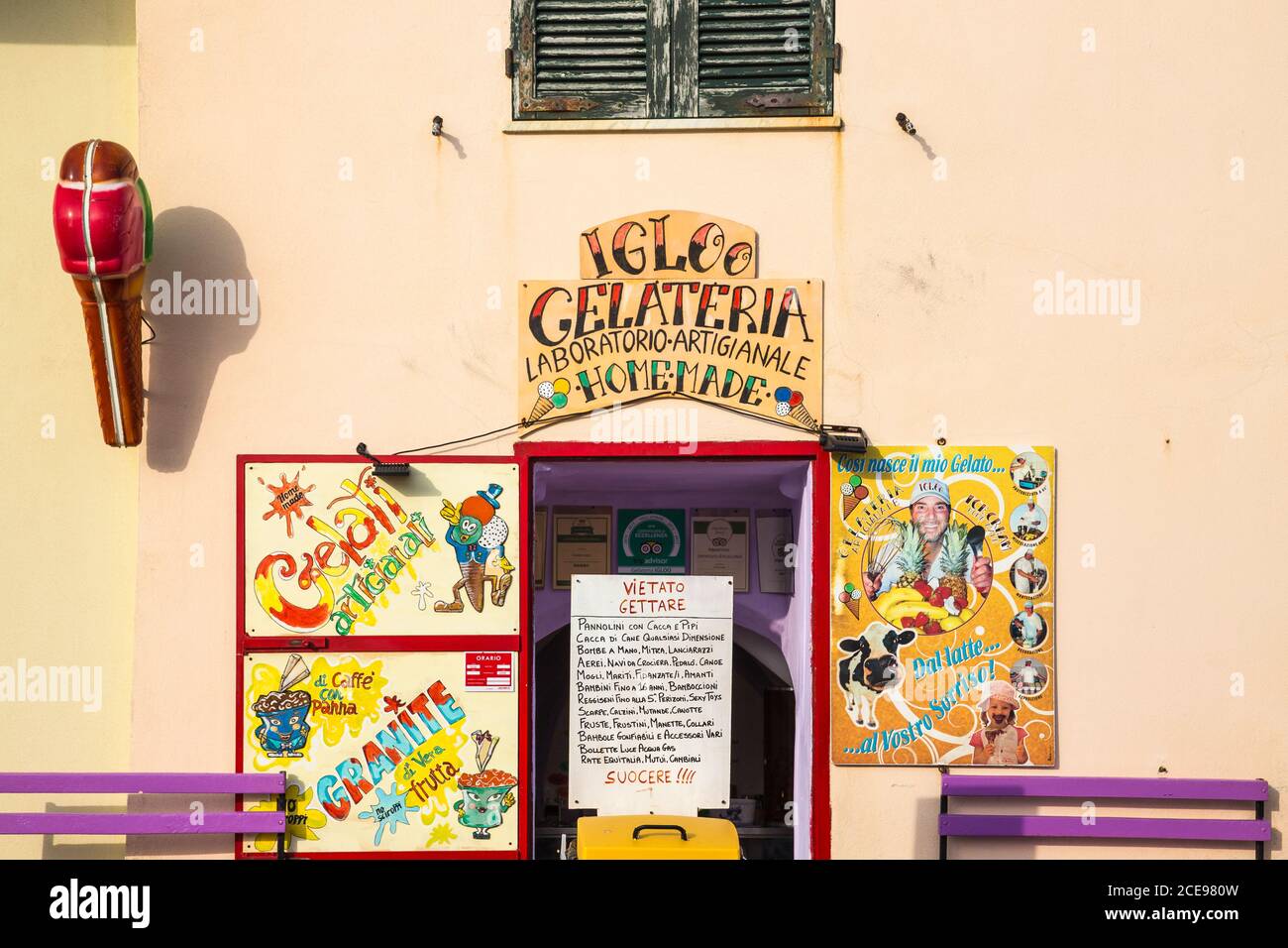 Italia, Sardegna, Alghero, gelateria nel centro storico Foto Stock