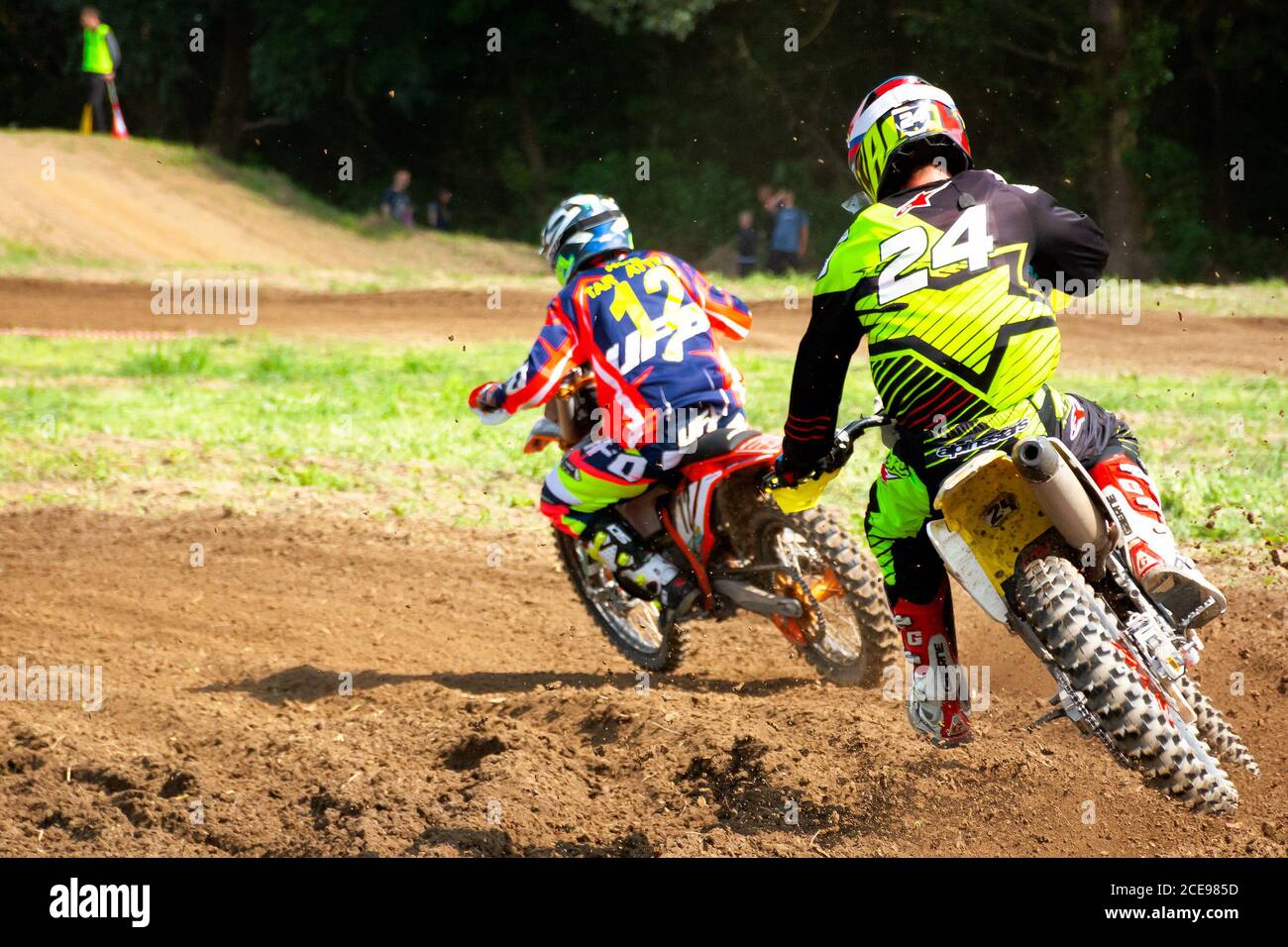 uzhhorod, ucraina - 24 GIU 2018: piloti di motocross in azione. moto in polvere e sporcizia. Allenamento sportivo estremo Foto Stock