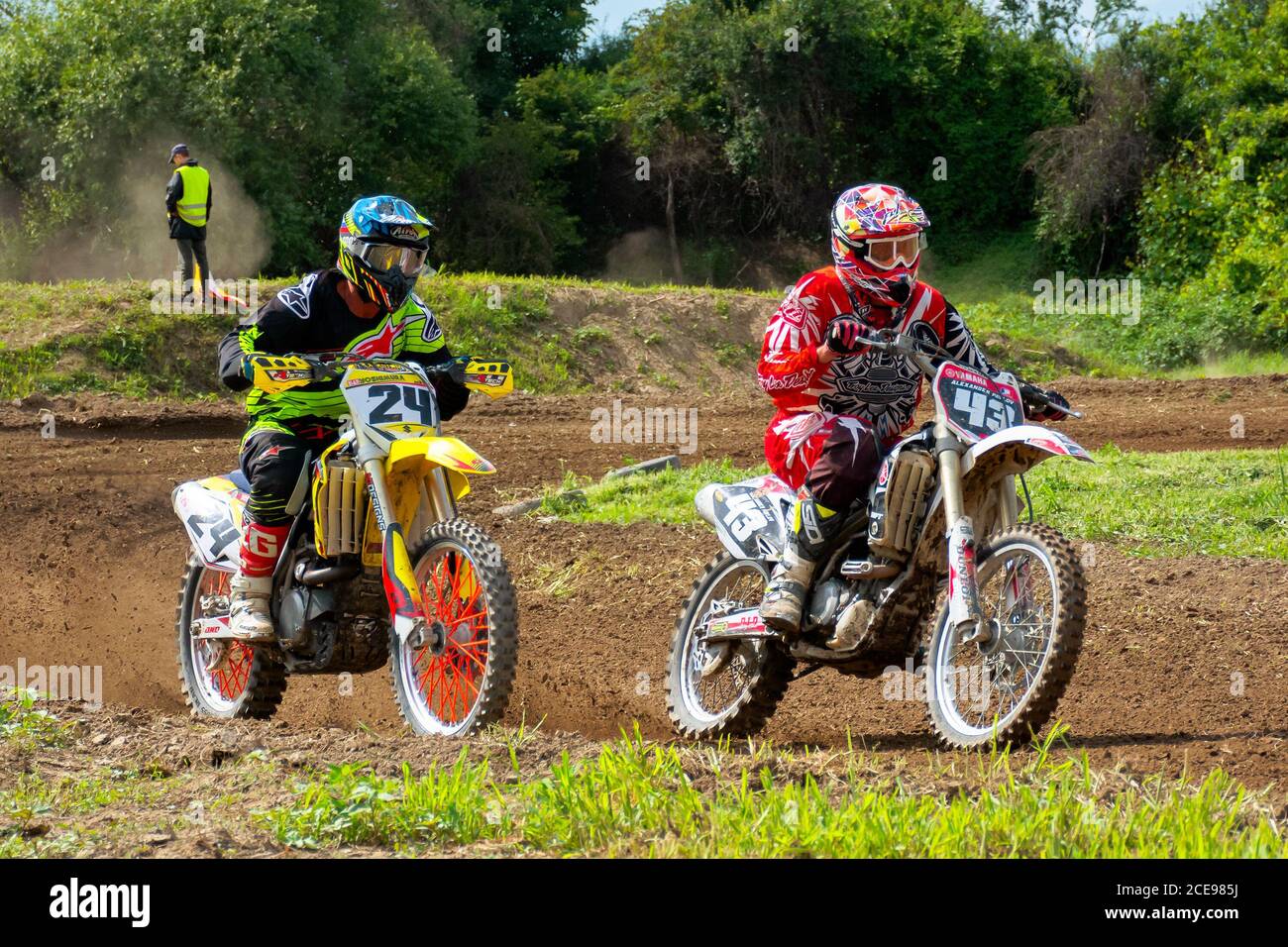 uzhhorod, ucraina - 24 GIU 2018: piloti di motocross in azione. moto in polvere e sporcizia. Allenamento sportivo estremo Foto Stock