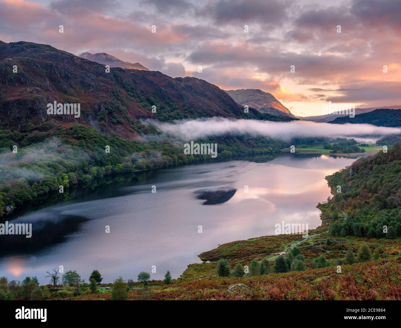 Alba sul lago Llyn Dinas in Snowdonia. Foto Stock