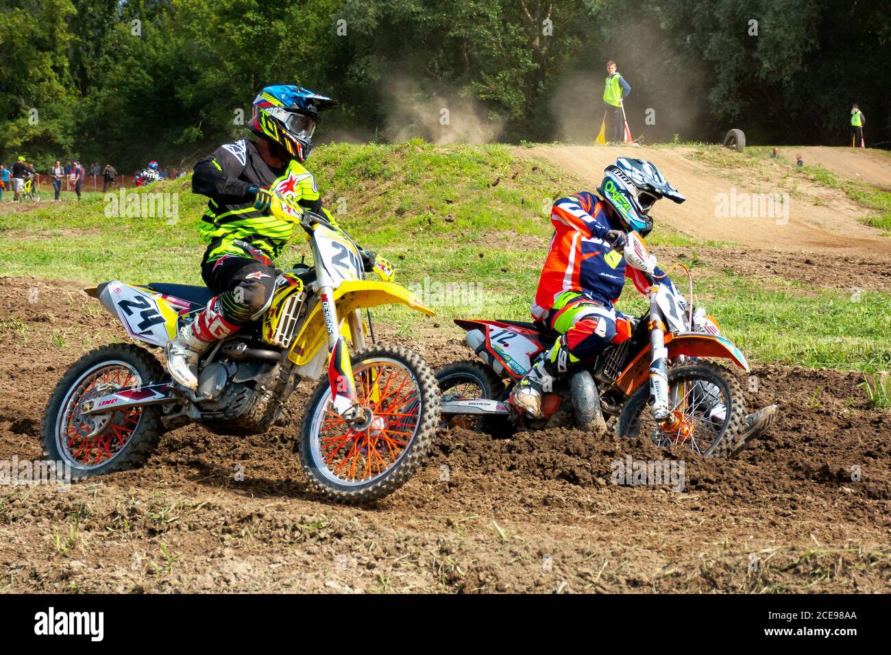 uzhhorod, ucraina - 24 GIU 2018: piloti di motocross in azione. moto in polvere e sporcizia. Allenamento sportivo estremo Foto Stock