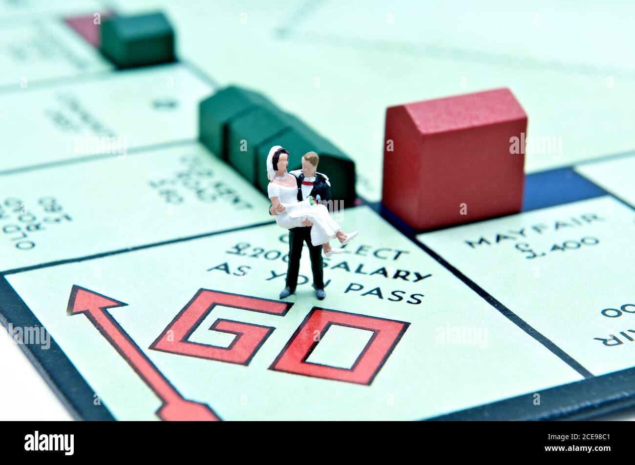 Londra, UK - 2 luglio 2011: Coppia sposata al punto di partenza del gioco da tavolo Monopoly Descrizione della foto d'archivio concetto di matrimonio sul monopolio Foto Stock