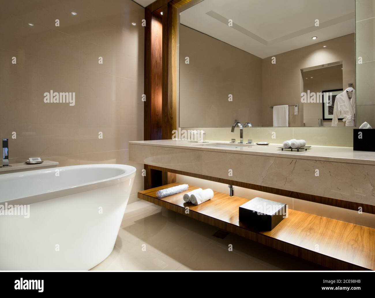 Suite moderna e lussuosa con bagno e grande specchio Foto stock - Alamy