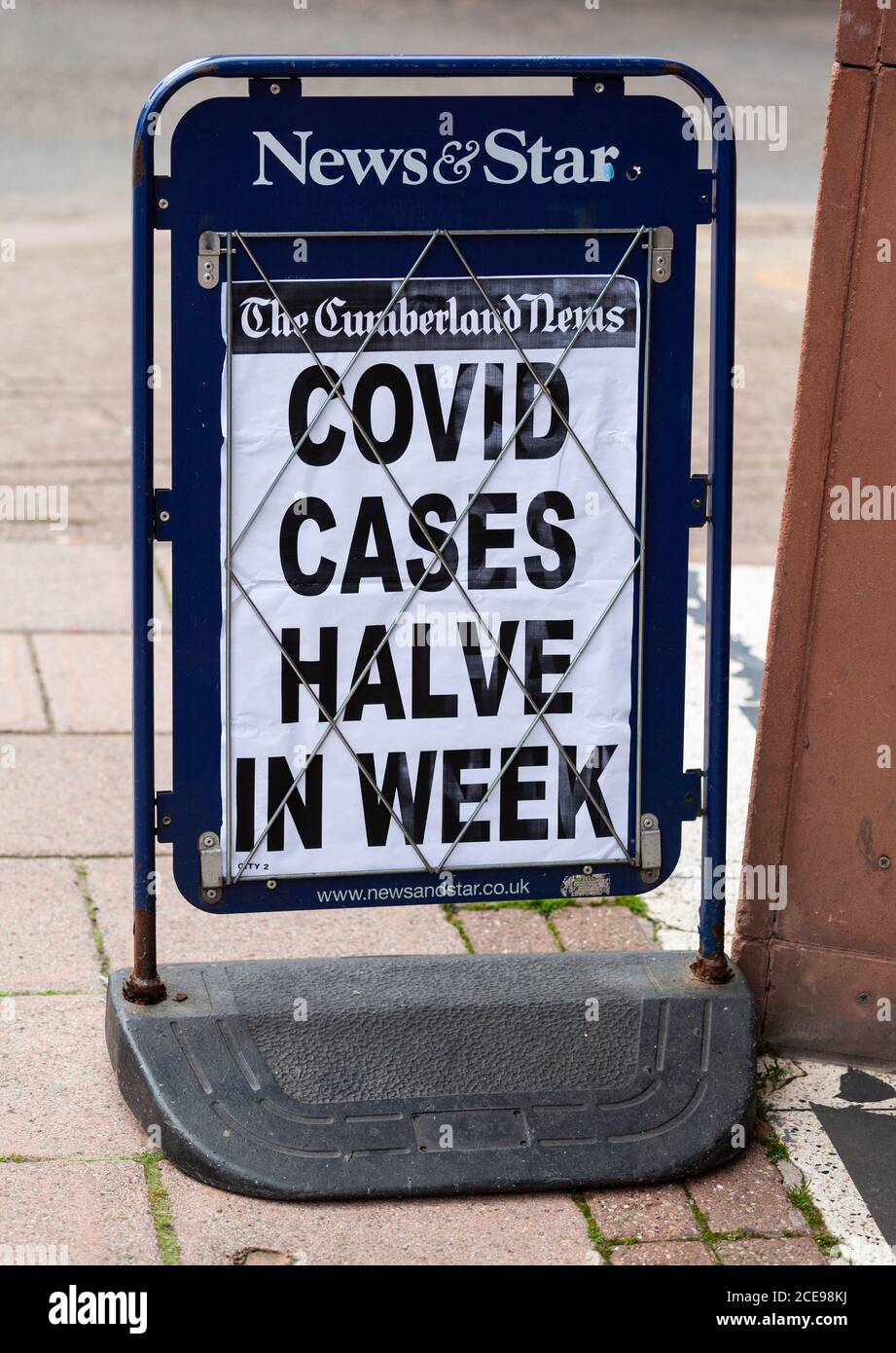 Post di notizie con il messaggio 'Covid casi dimezzati nella settimana' A Carlisle Regno Unito Foto Stock
