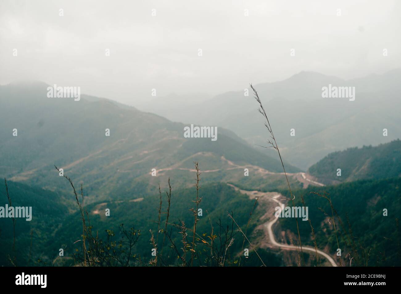 Immagine panoramica dell'area montana di Binh Lieu nella provincia di Quang Ninh, nel nord-est del Vietnam. Questa è la regione di confine del Vietnam - Cina. Foto Stock