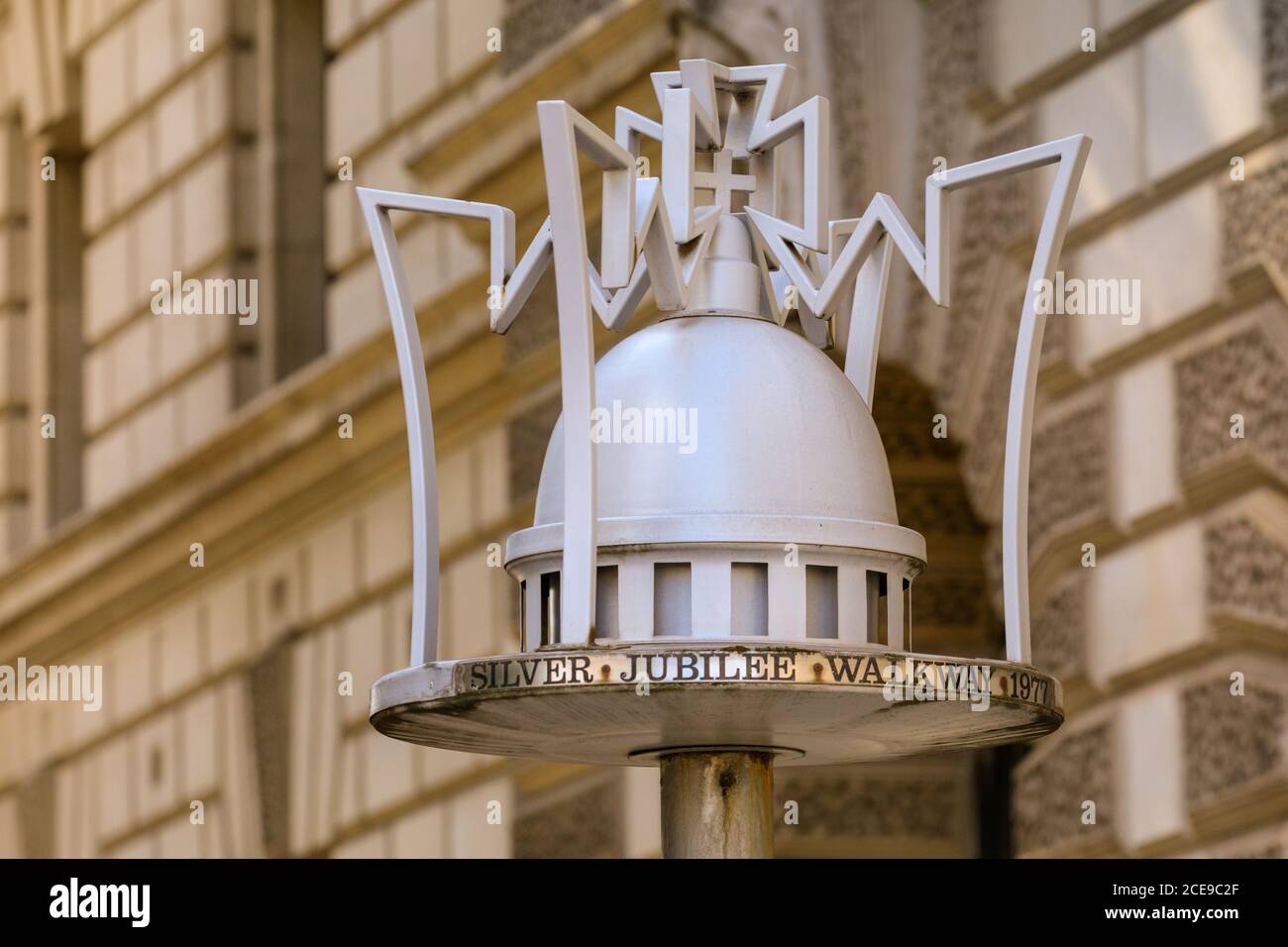 Silver Jubilee Walkway Marker Crown a Westminster, Londra, Inghilterra, Regno Unito Foto Stock