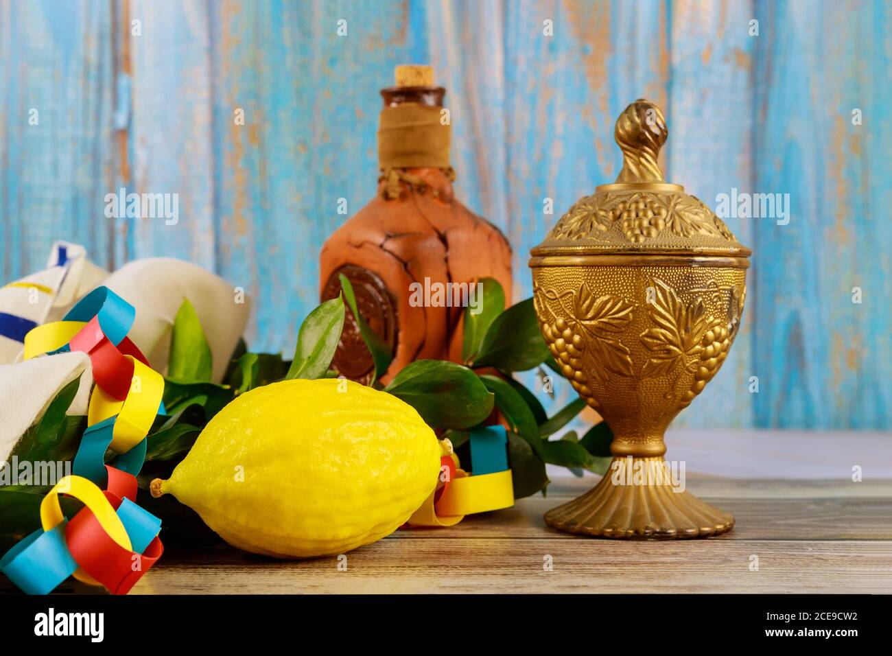 Simboli ebraici vacanza di Sukkot in kippah tallit una sinagoga Foto Stock