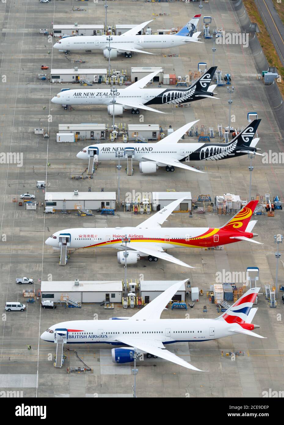 Linea di volo Boeing 787 Dreamliners fuori dalla fabbrica a Paine Field a Everett. B787 linea Flightline di aerei Dreamiliner. Produzione di aeroplani. Foto Stock