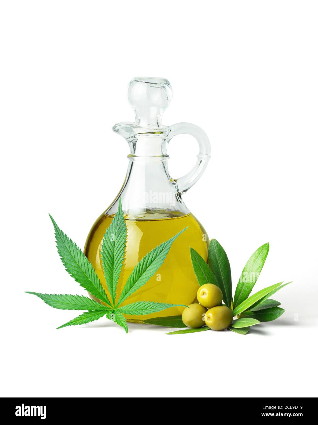 Olio di oliva infuso di marijuana o canapa in vaso di vetro con Foglia di cannabis e Olive Garnish isolato su sfondo bianco Foto Stock