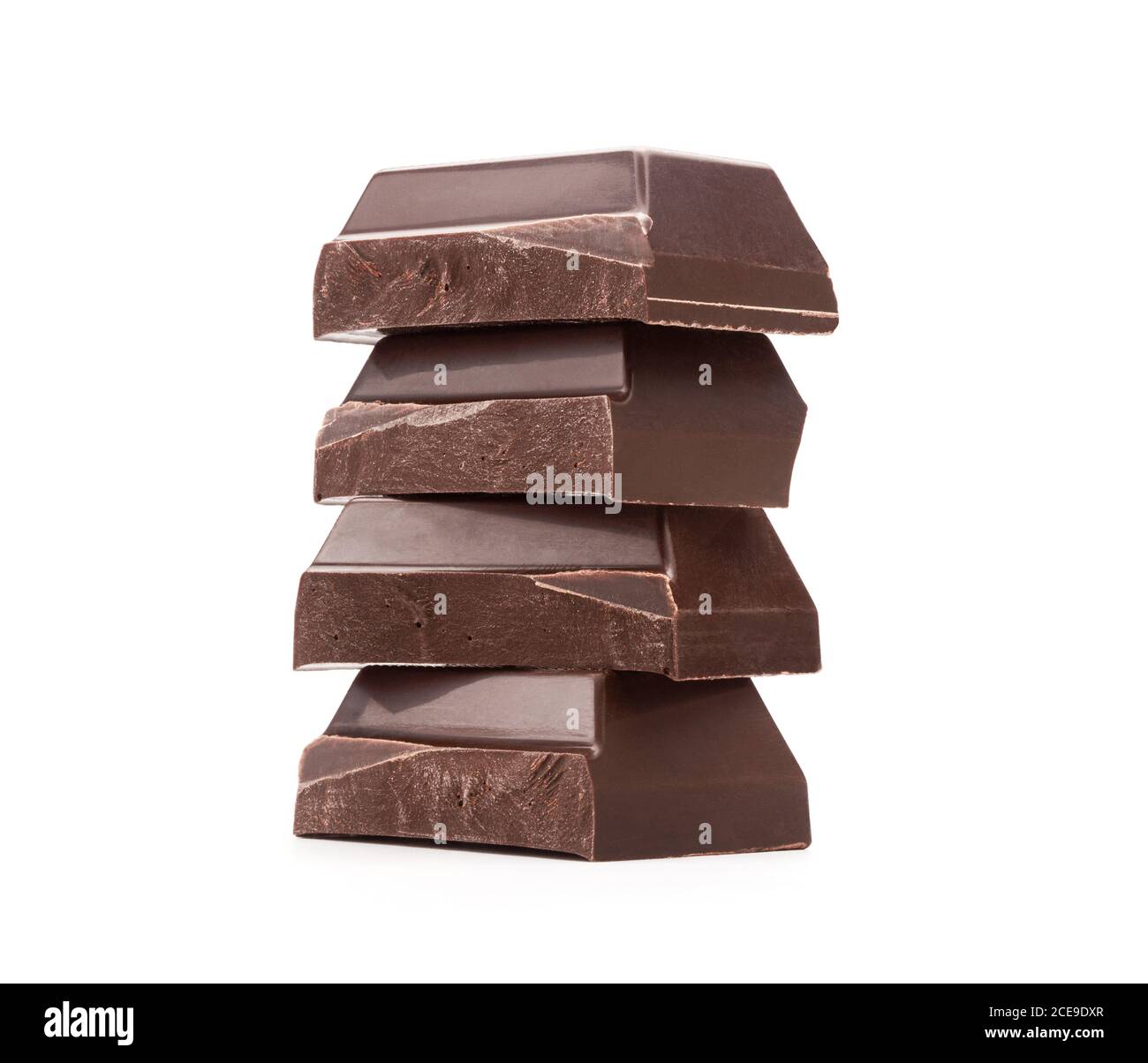 Primo piano Macro of Stack of Four Dark Chocolate Bar Pezzi isolati su sfondo bianco Foto Stock