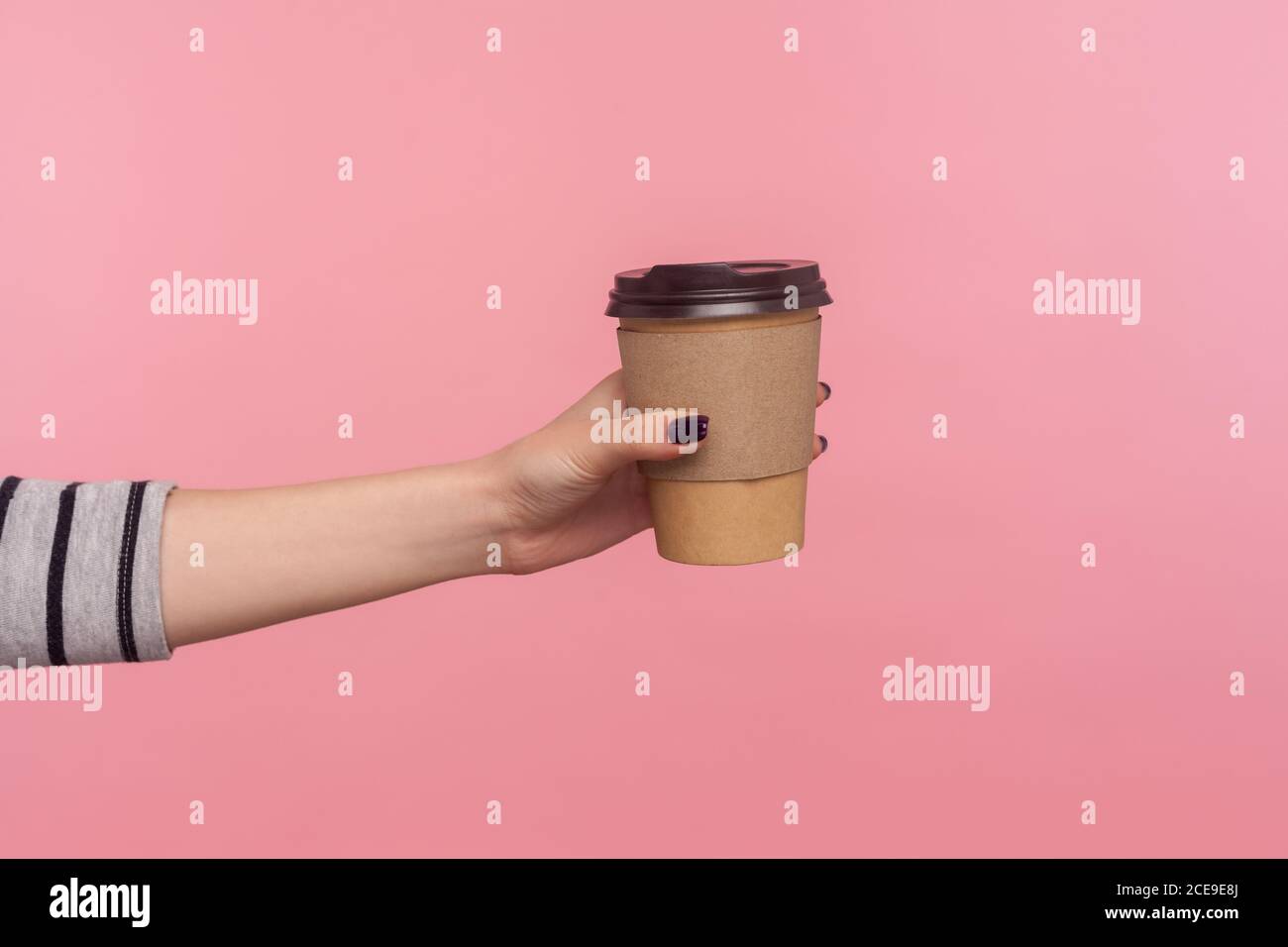 Primo piano con caffè in tazza monouso, bevanda calda con caffeina per aumentare l'energia al mattino, pausa caffè al lavoro, bevande gustose e relax. Foto Stock