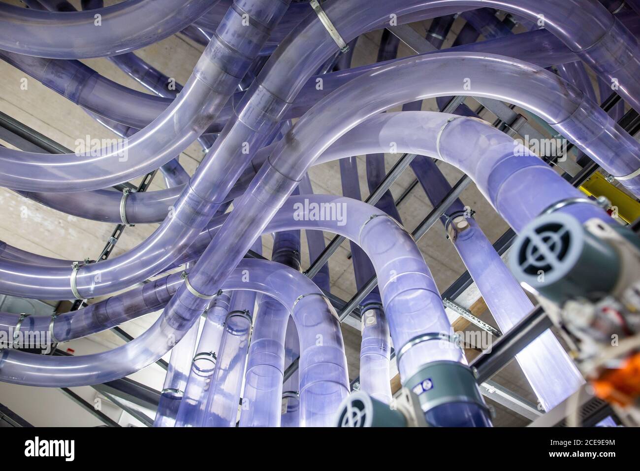 Pipeline o tube mail, enorme centro logistico in ospedale, concetto di trasporto Foto Stock