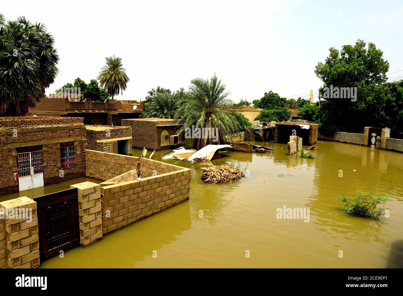 Khartoum. 31 Agosto 2020. Foto scattata il 31 agosto 2020 mostra le case allagate nella zona di al-Kadaro, a nord della capitale Khartoum, Sudan. Domenica, il primo ministro sudanese Abdalla Hamdok ha affermato che le inondazioni di quest'anno hanno causato perdite 'catastrofiche e dolorose' di vite e proprietà.secondo il ministero dell'irrigazione e delle risorse idriche, l'acqua del fiume Nilo, nella maggior parte delle fonti superiori, ha raggiunto livelli senza precedenti. Credit: Mohamed Khidir/Xinhua/Alamy Live News Foto Stock