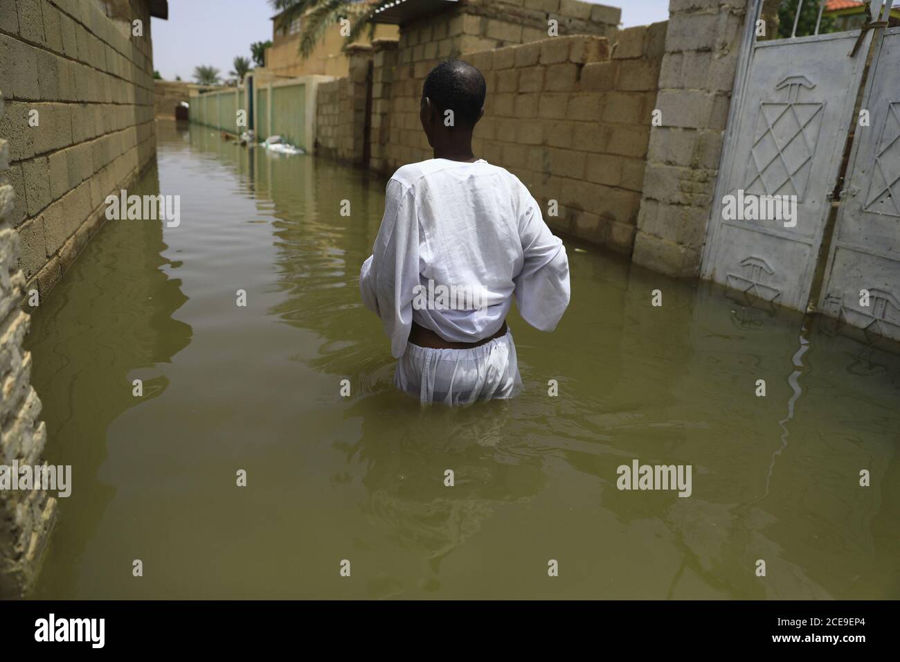 Khartoum, Khartoum. 31 Agosto 2020. Un residente cammina su un sentiero allagato nella zona di al-Kadaro, a nord della capitale Khartoum, Sudan il 31 agosto 2020. Domenica, il primo ministro sudanese Abdalla Hamdok ha affermato che le inondazioni di quest'anno hanno causato perdite 'catastrofiche e dolorose' di vite e proprietà.secondo il ministero dell'irrigazione e delle risorse idriche, l'acqua del fiume Nilo, nella maggior parte delle fonti superiori, ha raggiunto livelli senza precedenti. Credit: Mohamed Khidir/Xinhua/Alamy Live News Foto Stock