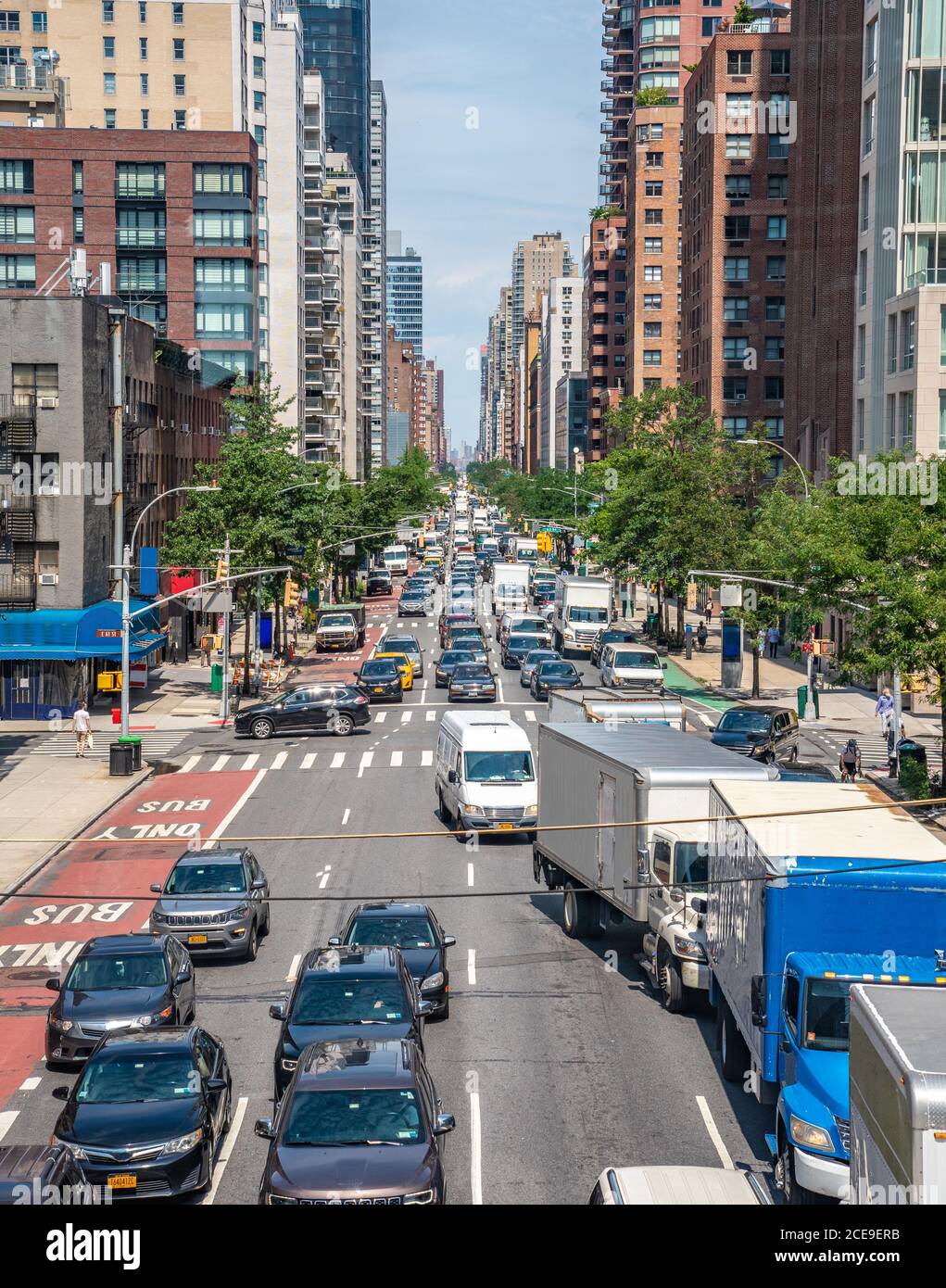Second Avenue a Manhattan, New York, guardando a nord dalla 60esima strada sul lato Upper East. Tratto dalla funivia dell'isola di Roosevelt Foto Stock