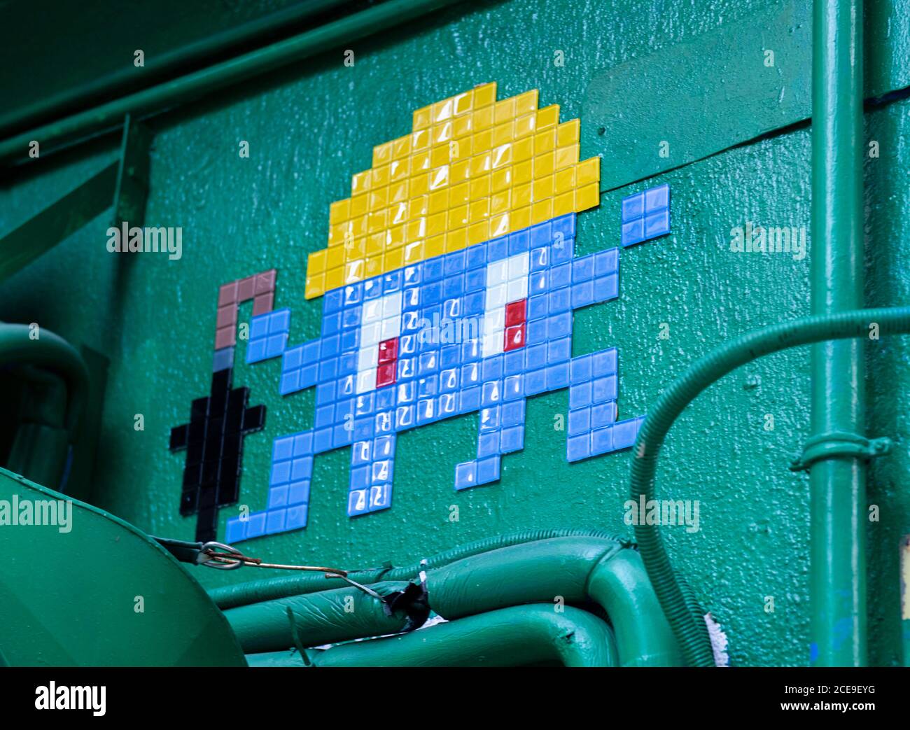 Hong Kong, Cina: 29 Feb, 2020. Mosaico dell'artista francese Invader nel centro di Hong Kong, Cina. Il lavoro è sulla parete esterna di lo Yau Kee (老友記 Foto Stock