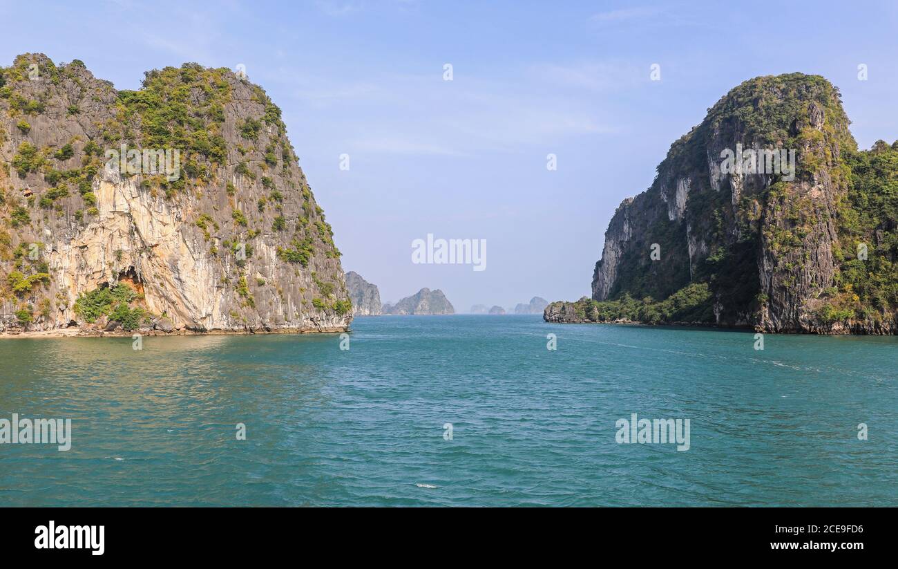 Rocce calcaree a Hạ Long Bay, Vietnam, Asia Foto Stock