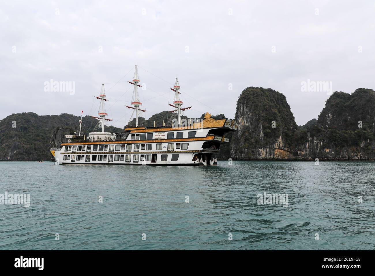 Crociera di lusso 'Dragon Legend' spazzatura o barca, Hạ Long Bay, Vietnam, Asia Foto Stock