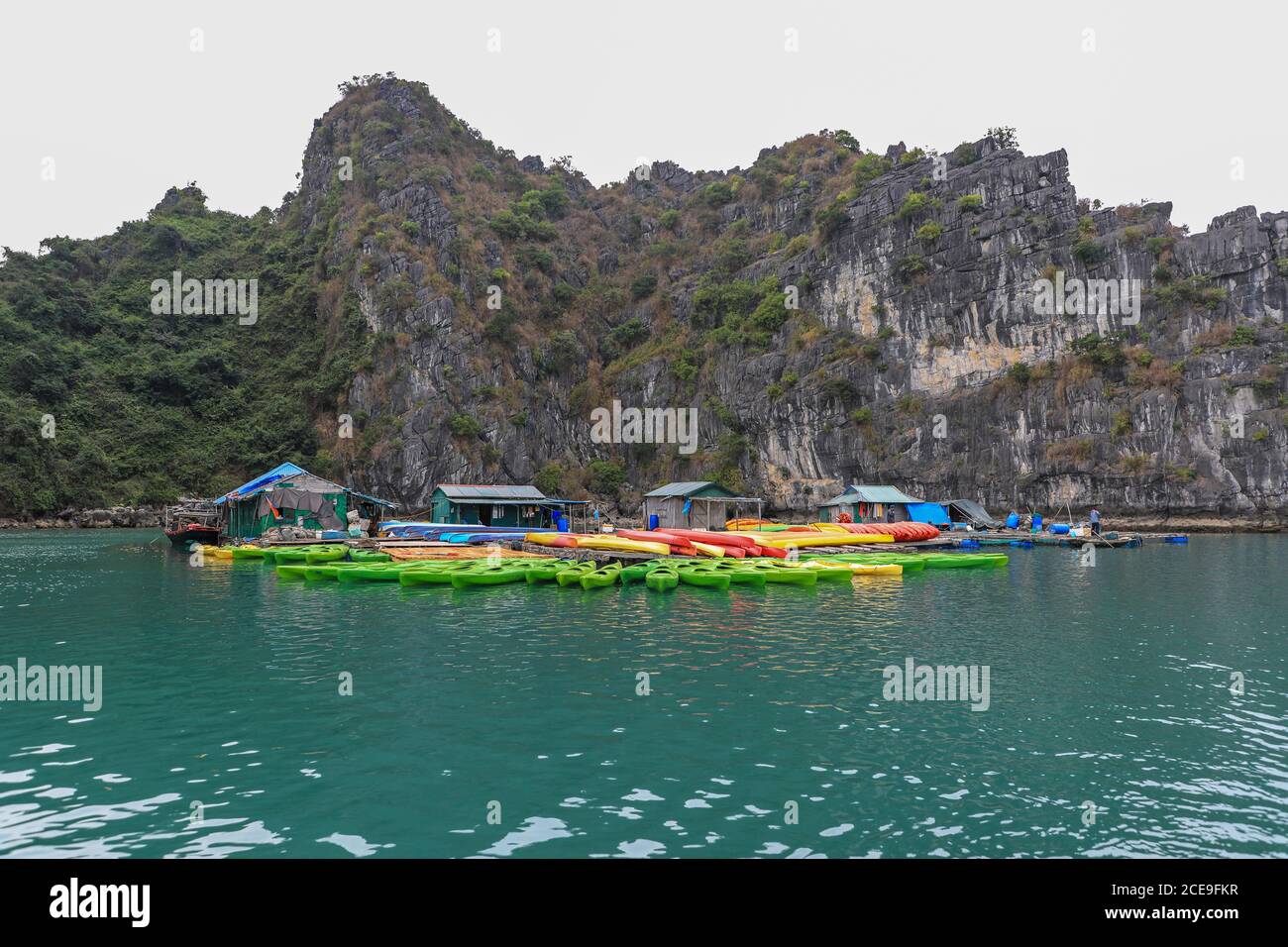 Noleggio kayak in uno dei villaggi galleggianti di Hạ Long Bay, Vietnam, Asia Foto Stock