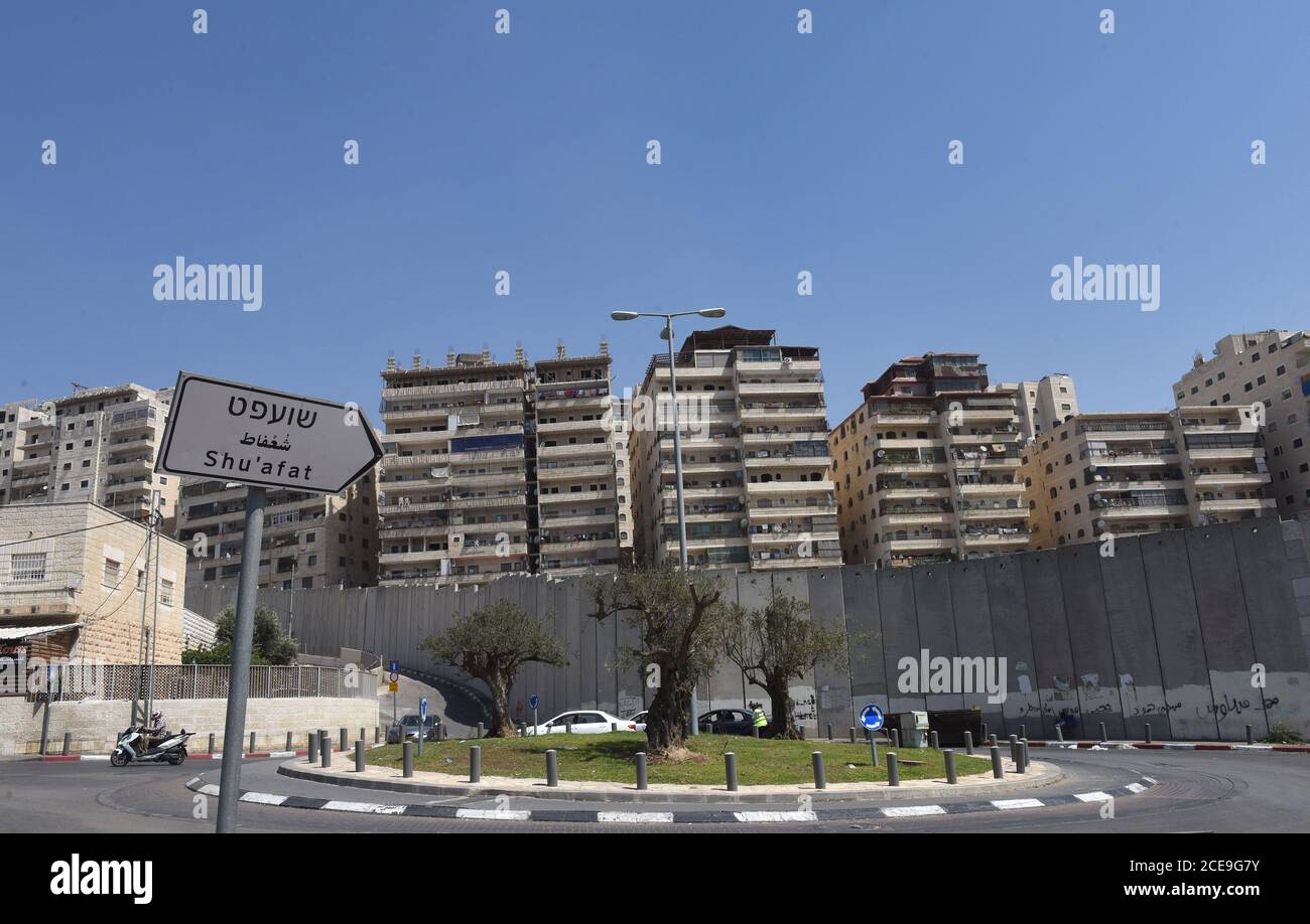 Campo profughi di Shurafat, Israele. 31 Agosto 2020. Gli edifici degli appartamenti sono visti dietro il muro di separazione israeliano intorno al campo profughi Shurafat vicino a Gerusalemme, lunedì 31 agosto 2020. Il consigliere presidenziale degli Stati Uniti, Jared Kushner, ha invitato i palestinesi a ritornare ai negoziati con Israele e non ad essere 'stuck in passato' all'arrivo ALL'AUE durante il primo volo diretto da Israele ad Abu Dhabi. Foto di Debbie Hill/UPI Credit: UPI/Alamy Live News Foto Stock