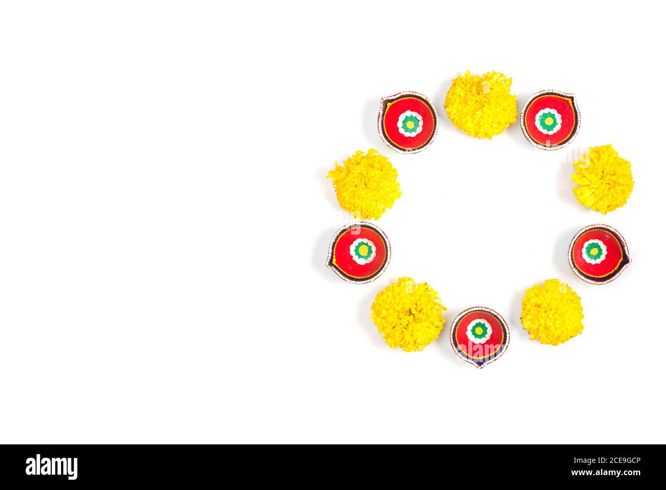 Felice Diwali - Clay Diya lampade accese durante Deepavali, festa indù delle luci celebrazione. Lampada a olio tradizionale colorata Diya su sfondo bianco. Copia Foto Stock