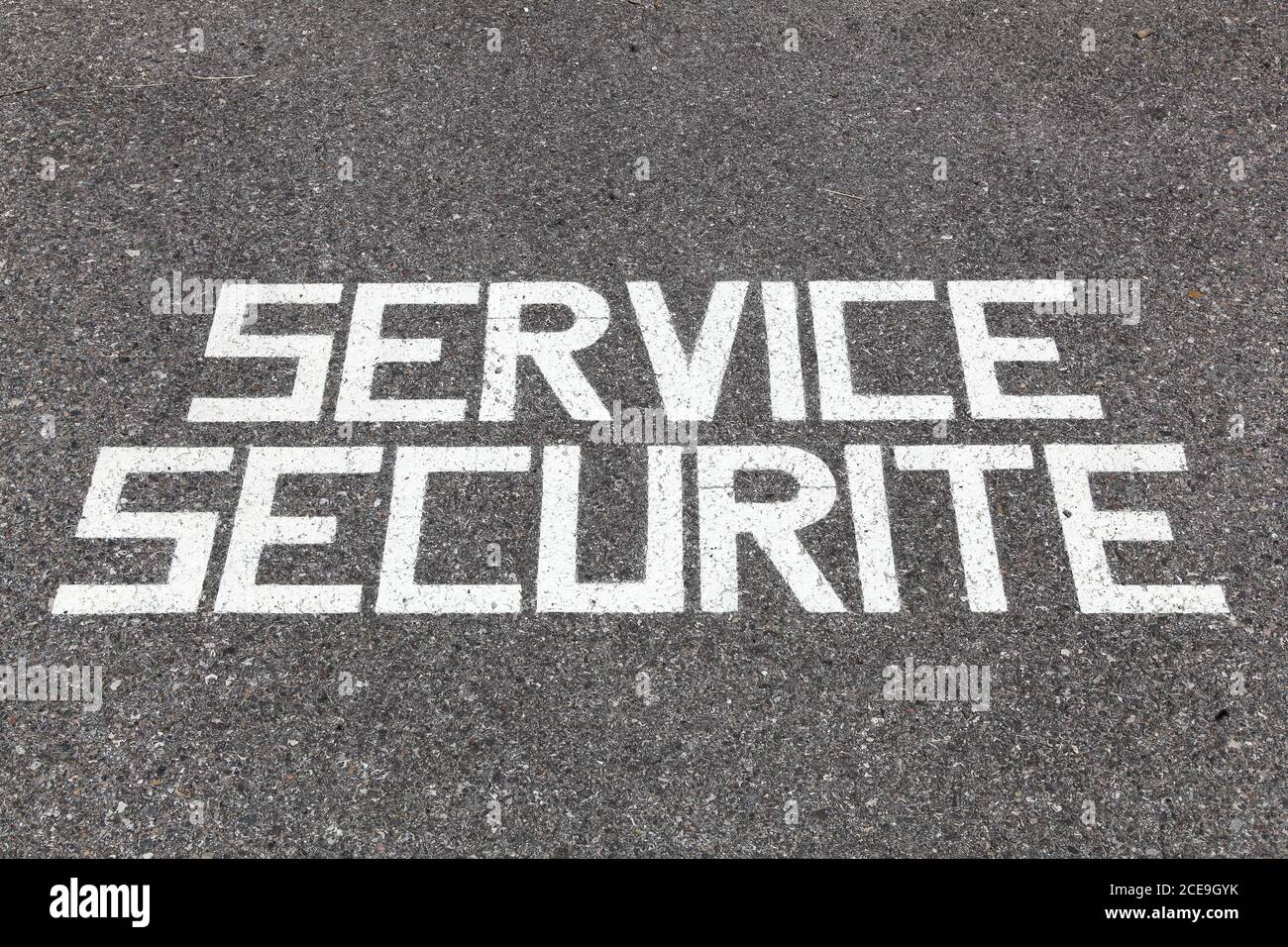Servizio di sicurezza scritto su asfalto chiamato servizio securite in francese lingua Foto Stock