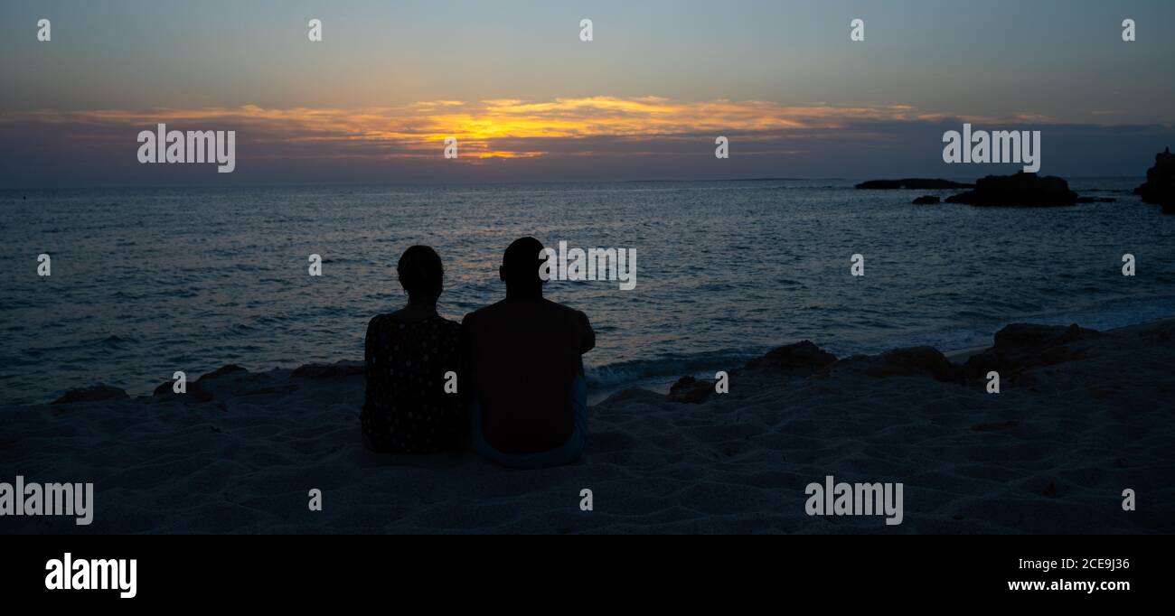 un bellissimo tramonto estivo sulla spiaggia di is arutas, sardegna occidentale Foto Stock