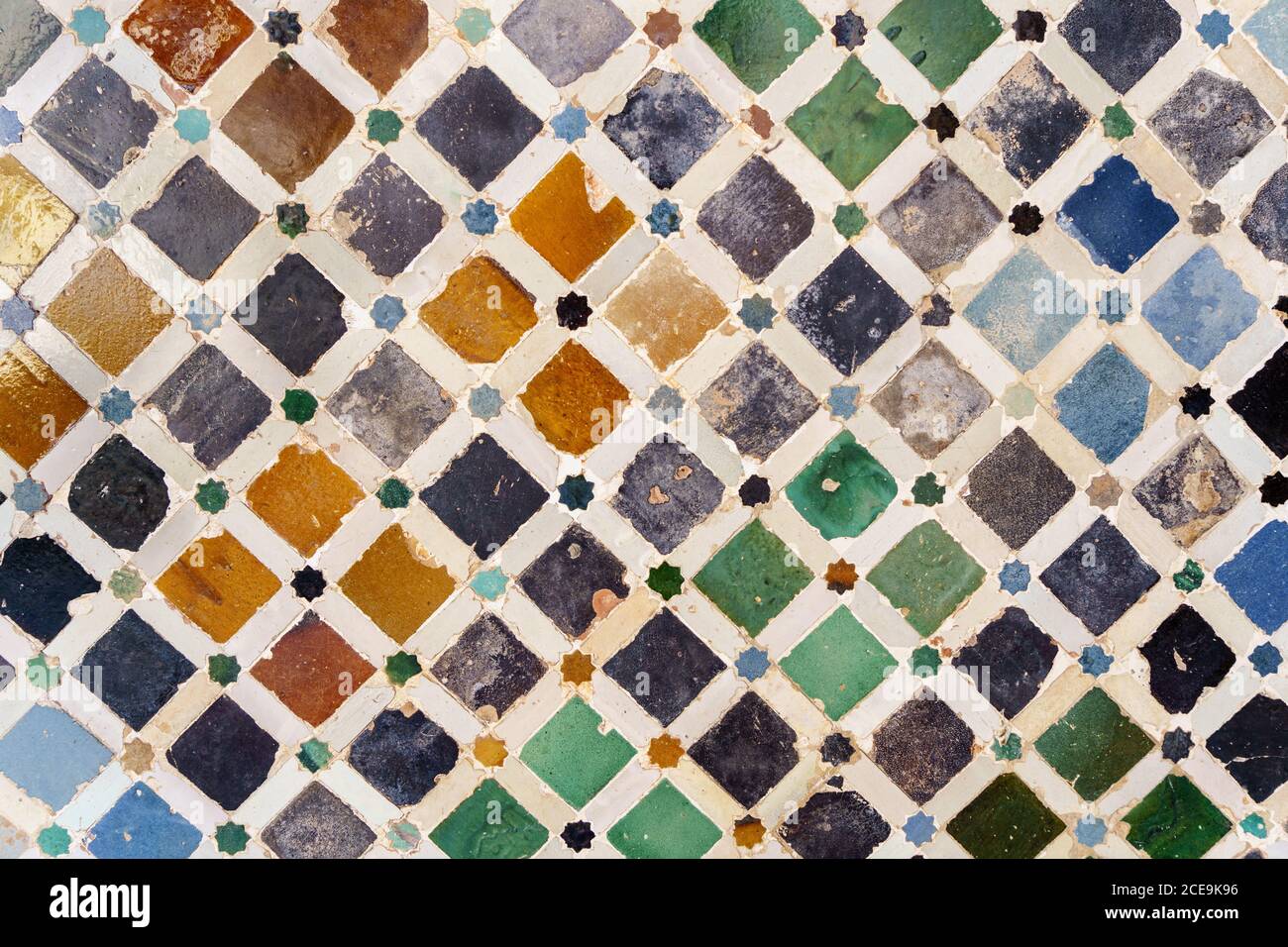 Pareti in ceramica nell'Alhambra di Granada. Foto Stock