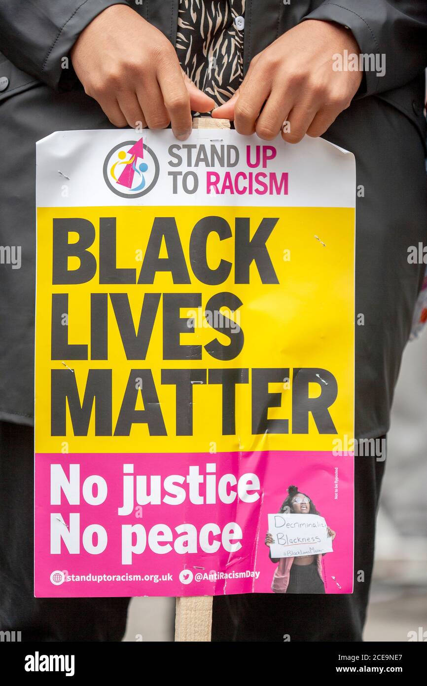 Banner Black Live Matter al milione di persone marcia da Notting Hill ad Hyde Park. Protestare contro la brutalità della polizia negli Stati Uniti e nel Regno Unito. Foto Stock