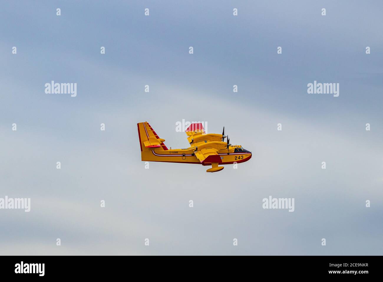 Pointe Fortune, Quebec / Canada - 06/20-2020 : UN bombardiere d'acqua Québec CL415 che vola via dopo aver raccolto un po' d'acqua. Foto Stock