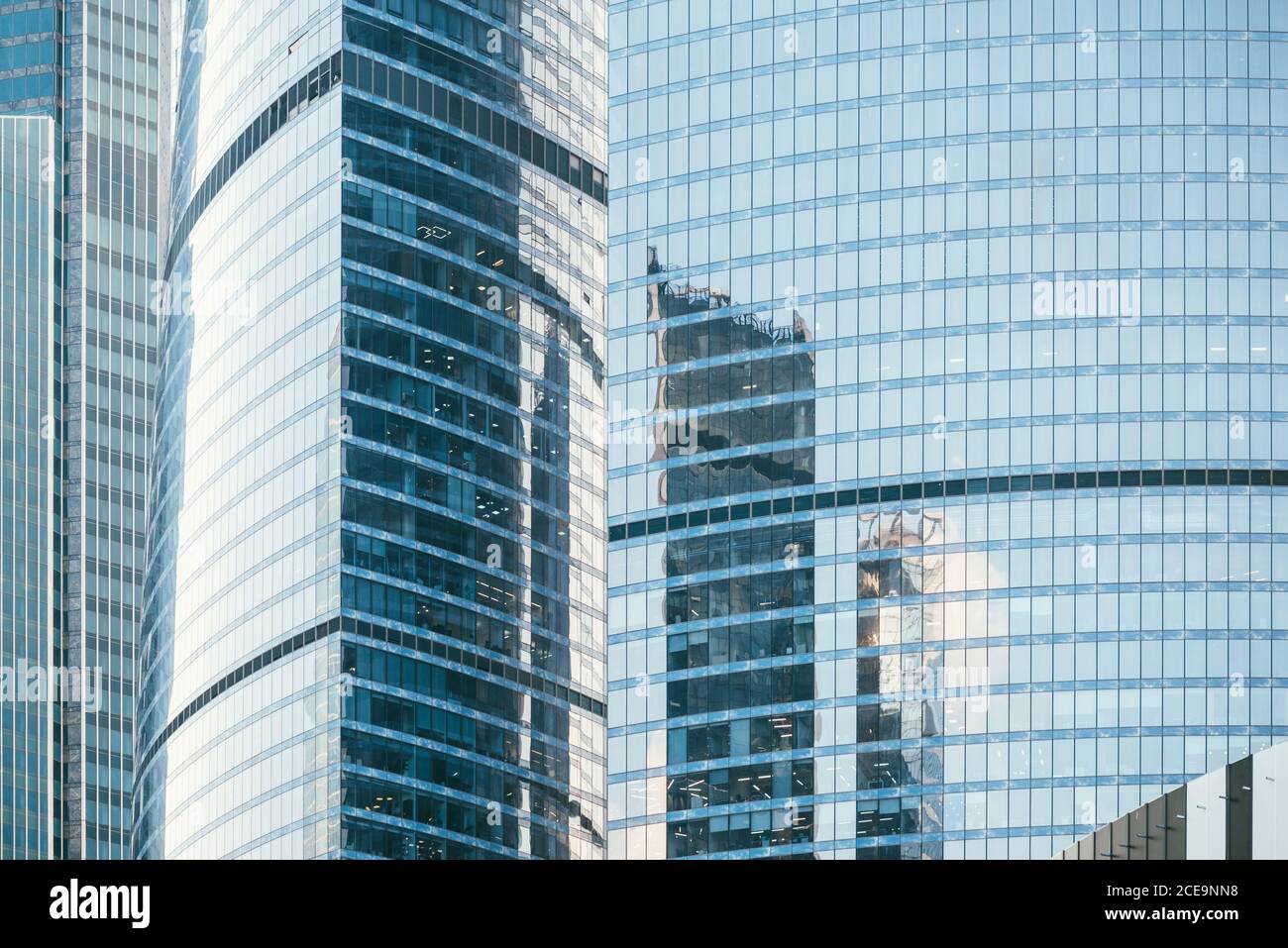 I dettagli di architettura moderna costruzione facciata di vetro e metallo background aziendale. Abstract riflessioni Foto Stock