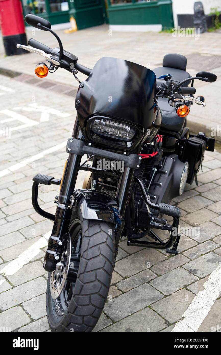 Vista verticale anteriore di un Harley-Davidson Fxbs Fat Bob 2019 anno modello parcheggiato. Foto Stock