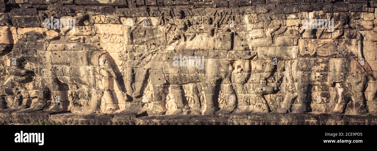 Bassorilievo alla Terrazza degli Elefanti . Siem Reap. Cambogia. Panorama Foto Stock