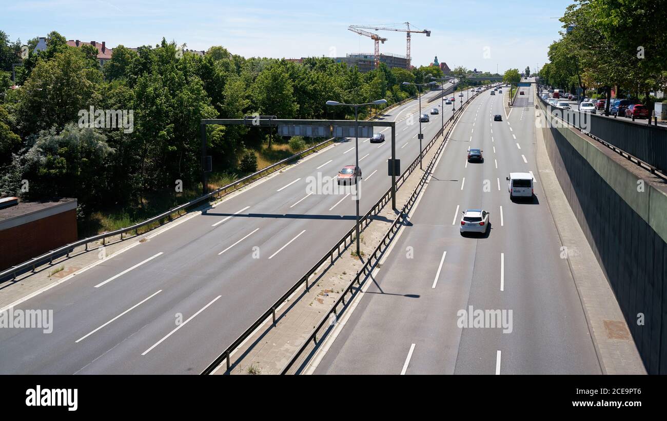 Il traffico stradale su una superstrada nel centro della città di Berlino Foto Stock