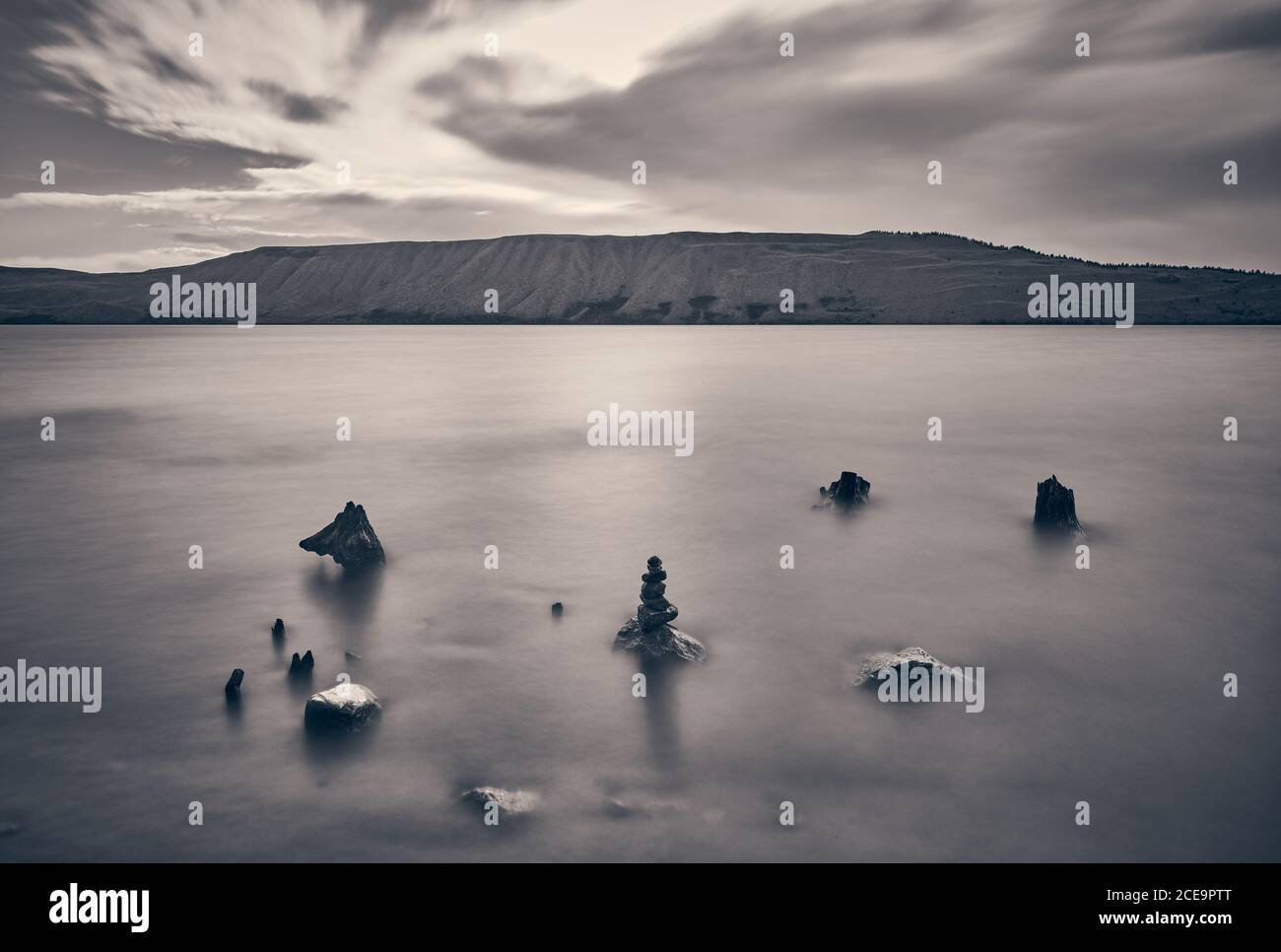 Roccia di Cairn lungo la riva del lago Fremont vicino Pinedale, Wyoming. Foto Stock
