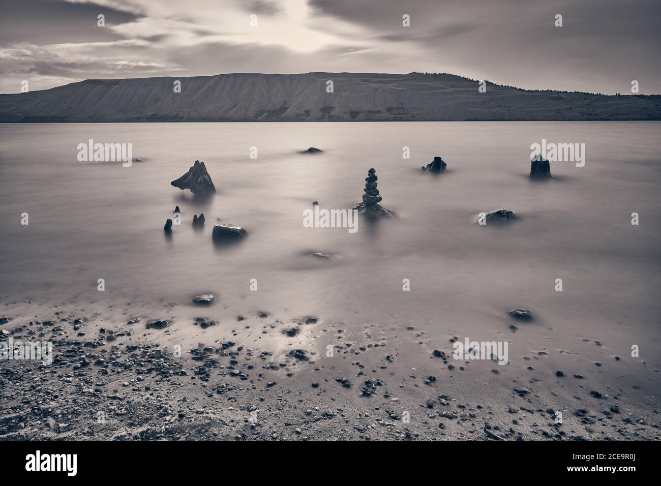 Roccia di Cairn lungo la riva del lago Fremont vicino Pinedale, Wyoming. Foto Stock