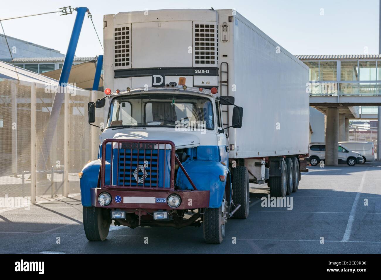 Camion Berliet-Renault da Argelia, nel porto di Almeria. Camion con più di cinquant'anni attaccato ad un semirimorchio refrigerato e ancora in oper Foto Stock