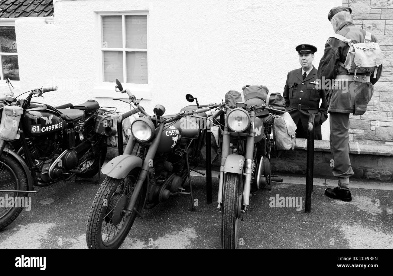 Personale militare (seconda guerra mondiale) in piedi da motociclette Foto Stock