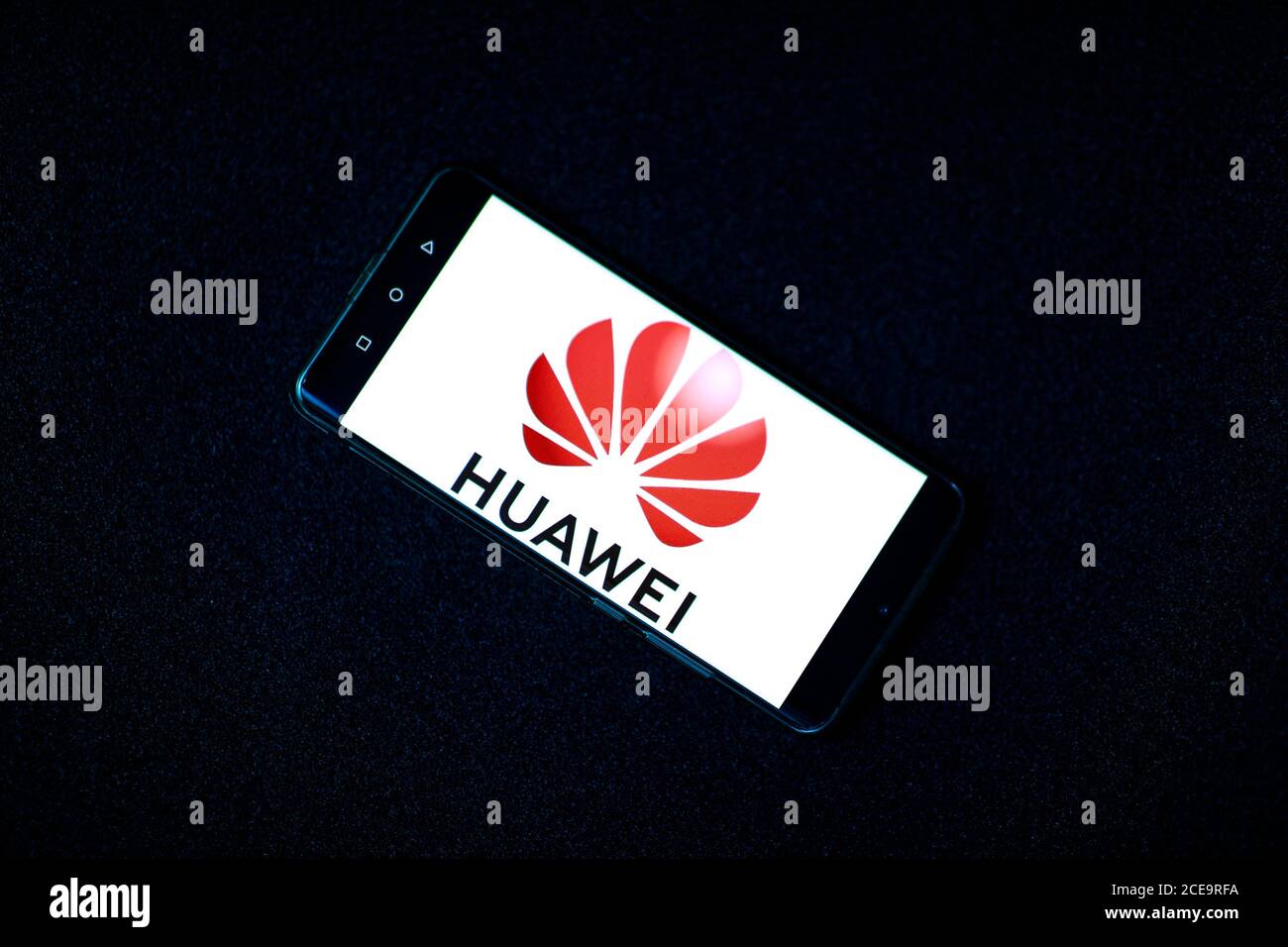 Logo della società di telefonia mobile huawei sul telefono cellulare Huawei P30 Pro. 31.08.2020 Varsavia, Polonia Foto Stock