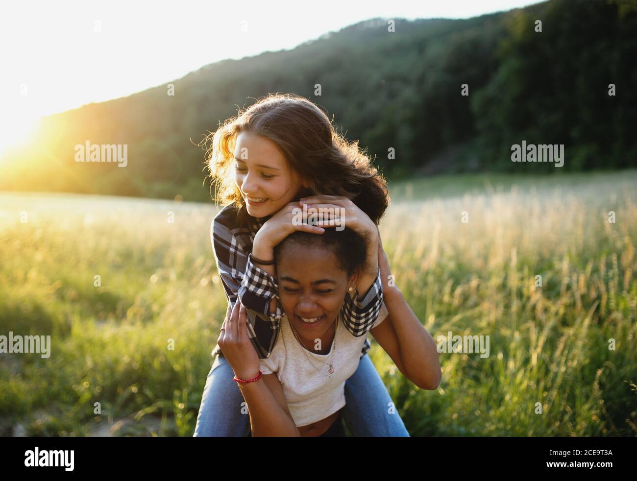 Vista frontale delle giovani ragazze amici all'aperto nella natura, divertendosi. Foto Stock