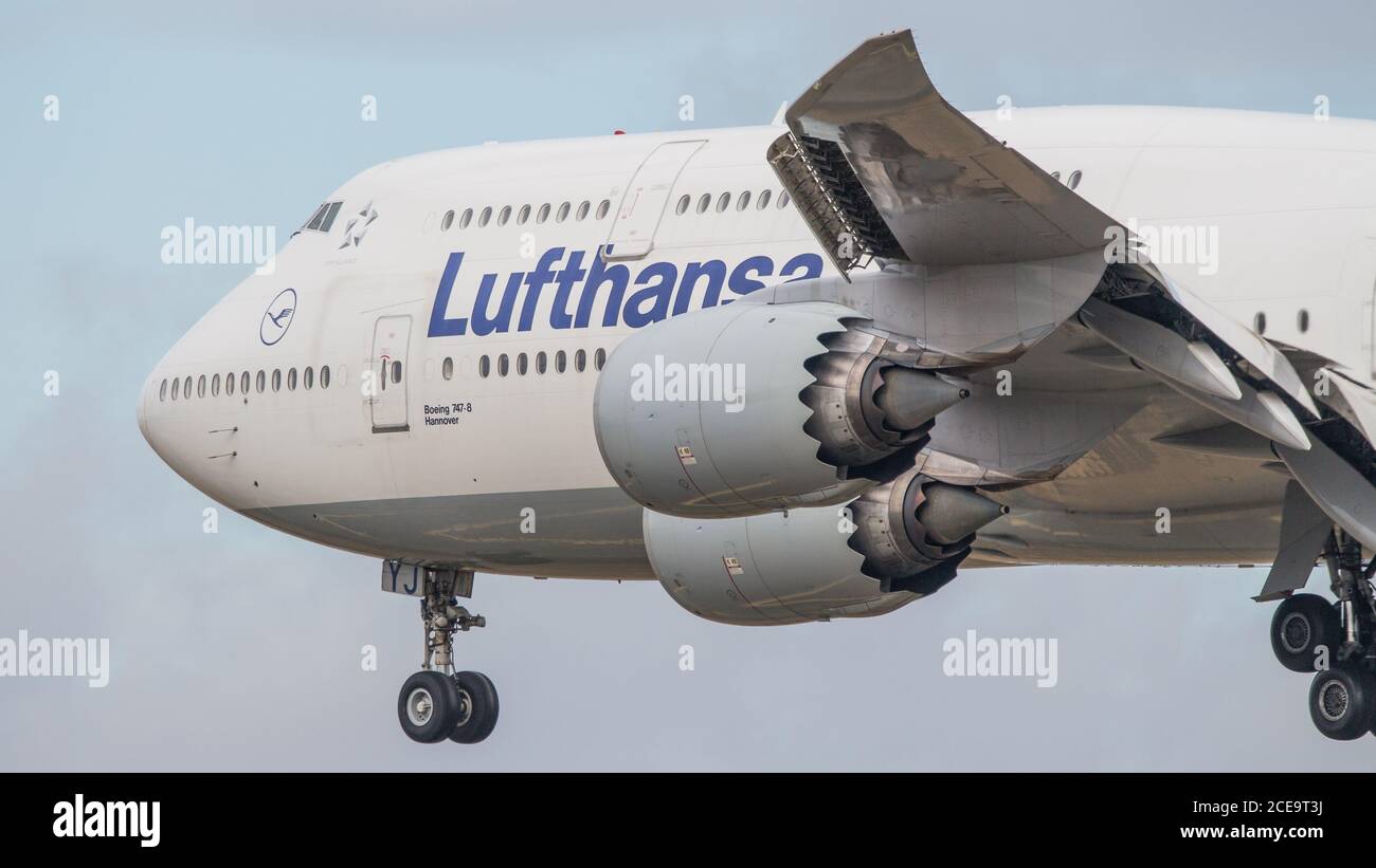 Questa foto è fatta all'aeroporto di Francoforte. La Lufthansa 747-800i viene da Los Angeles e atterra sulla Runway 25L. Foto Stock