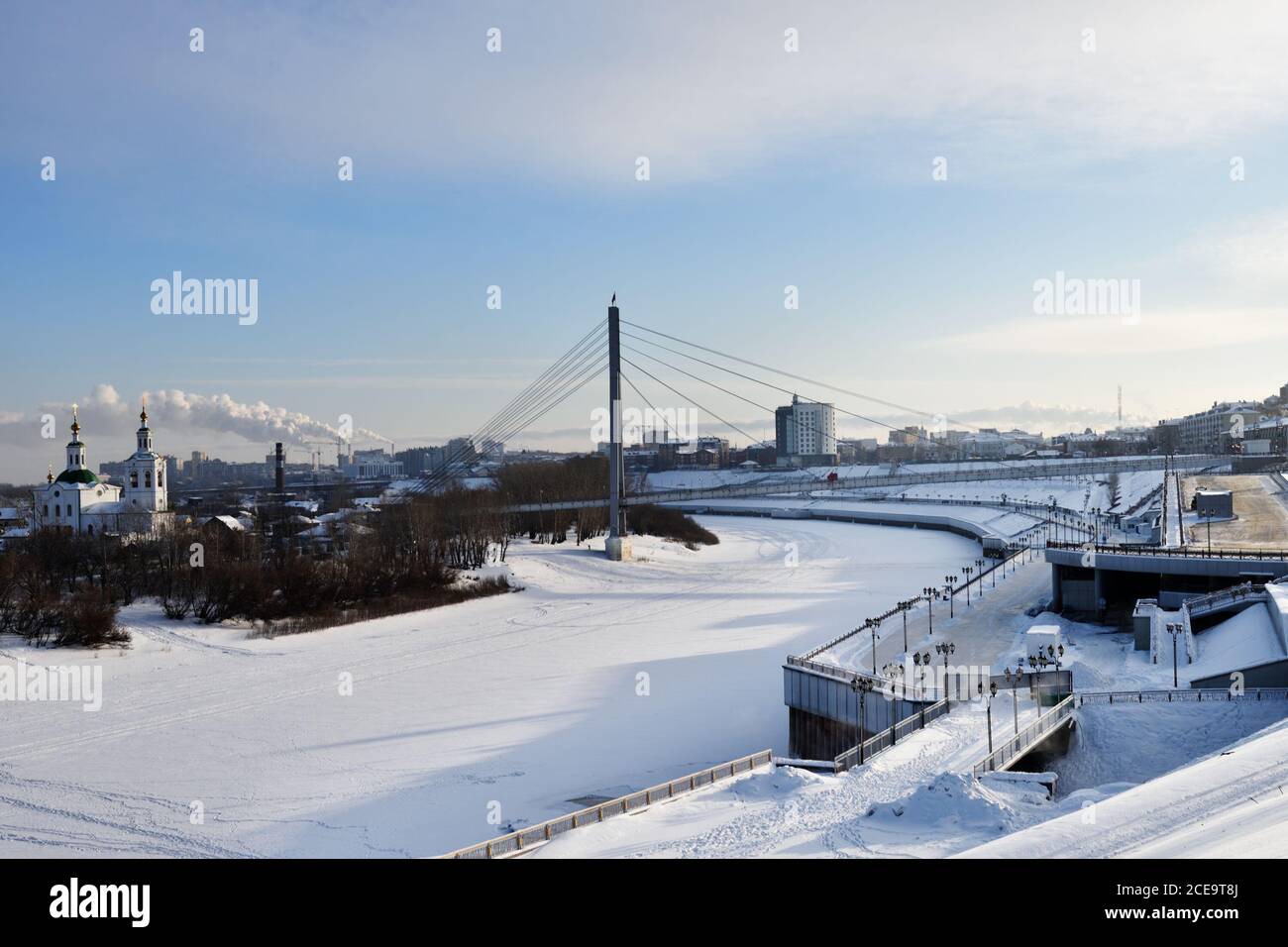 Tyumen, Russia - 6 gennaio 2015: Argine del fiume Tura. Foto Stock