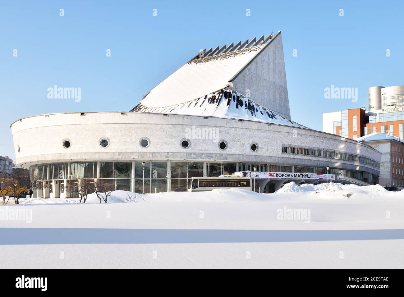 Costruzione del Teatro Novosibirsk Globus a Novosibirsk, Russia. L'attuale edificio stilizzato come nave a vela, è stato aperto nel 1984 Foto Stock