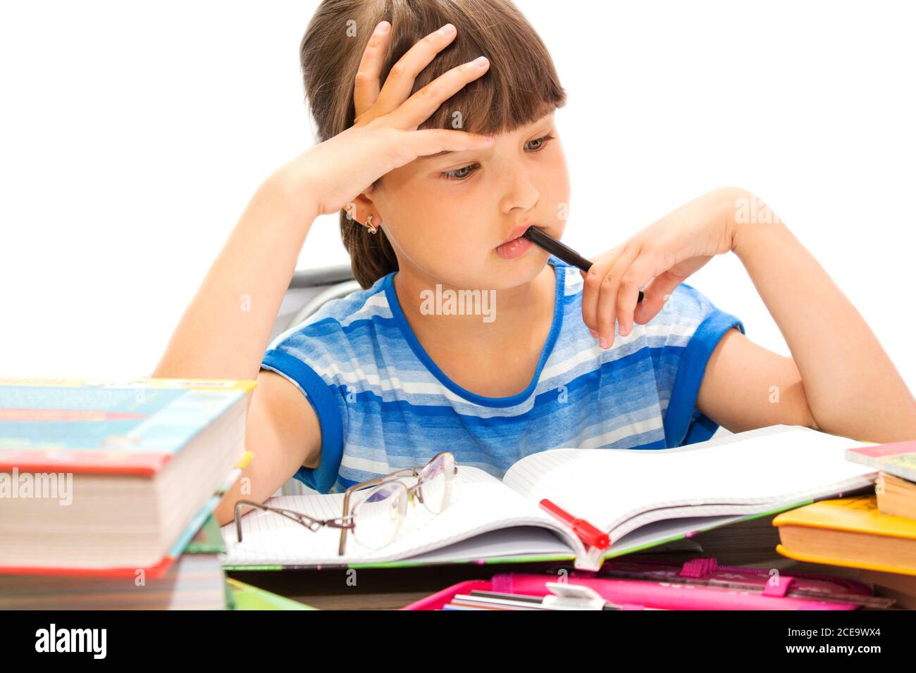 adolescente con libri su sfondo bianco, Foto Stock