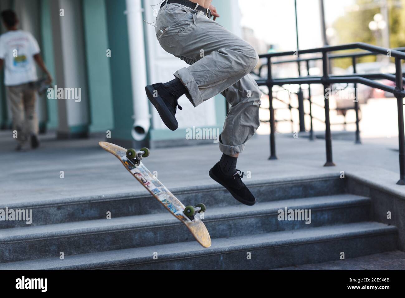 Trucco da ragazzo sullo skateboard in città Foto Stock