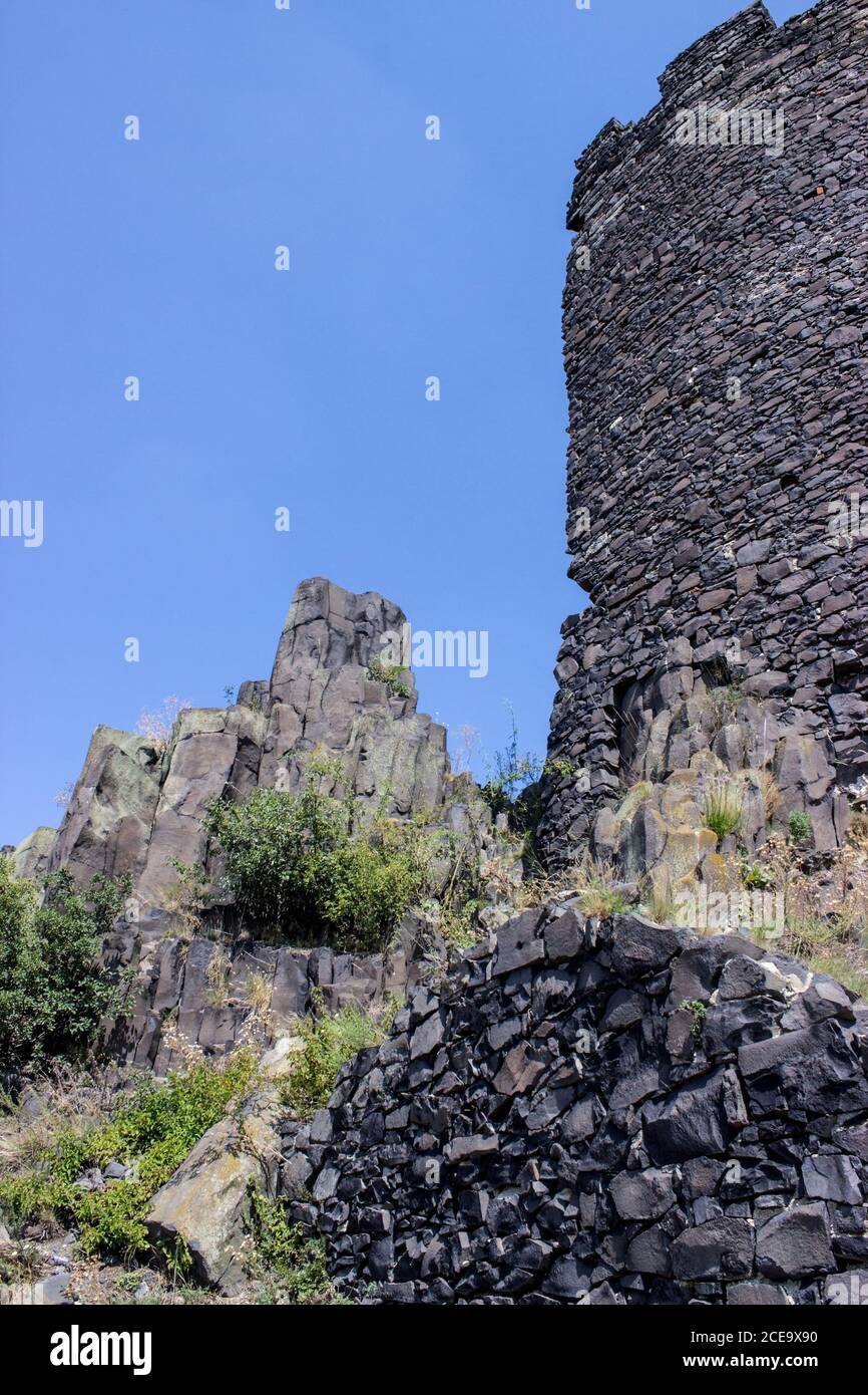 Ruines del castello di Hazmburk in cima alla cima della catena montuosa di ceske stredohori. Vista su rocce e pareti. Foto Stock