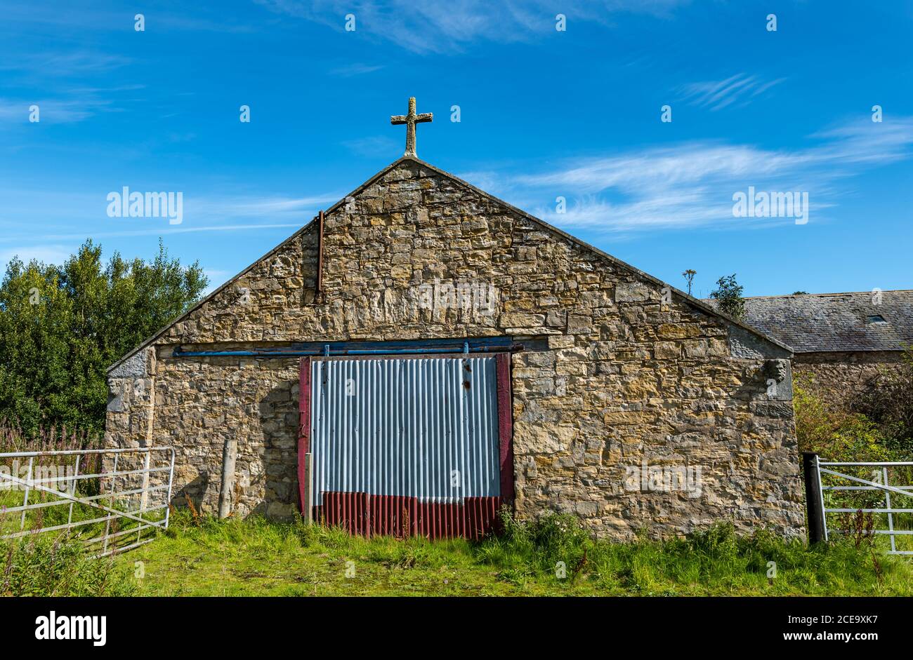 Costruzione di capannone con croce e gargoyle, Peaston, East Lothian, Scozia, Regno Unito Foto Stock